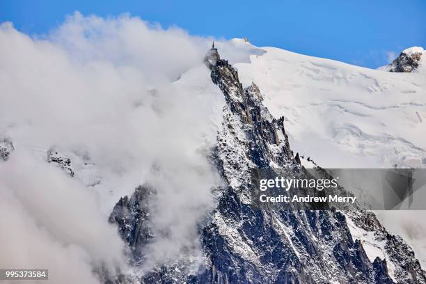 aiguille du midi summit, peak, triangle shaped with clouds and blue sky - pinnacle imagens e fotografias de stock
