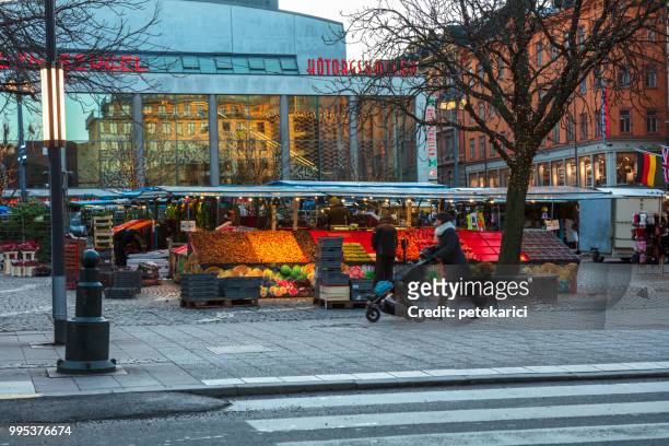 im freien markt am hotorget in stockholm, schweden - petekarici stock-fotos und bilder
