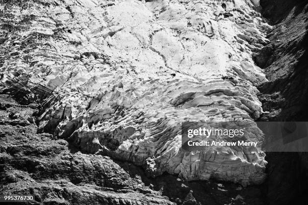 close-up of bossons glacier of the mont blanc massif, chamonix, french alps - pinnacle peak fotografías e imágenes de stock