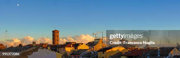 tramonto di novembre con nuvole e luna - panorama di nuvole fotografías e imágenes de stock