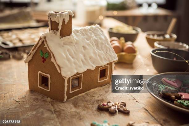 christmas delight - gingerbread house stock pictures, royalty-free photos & images