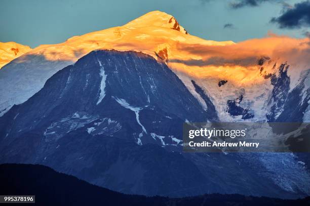 mont blanc at sunset with blue sky and clouds - sallanches stockfoto's en -beelden