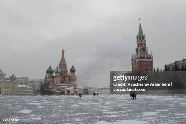 moscow's red square at -32c - argenberg stock-fotos und bilder
