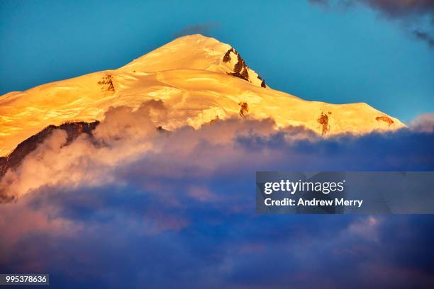 mont blanc summit, peak at sunset with blue sky and clouds below - pinnacle peak stock pictures, royalty-free photos & images