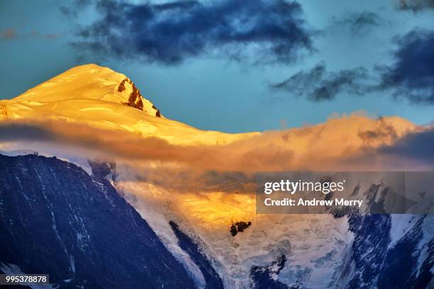 mont blanc summit, peak at sunset with blue sky and clouds - sallanches stockfoto's en -beelden