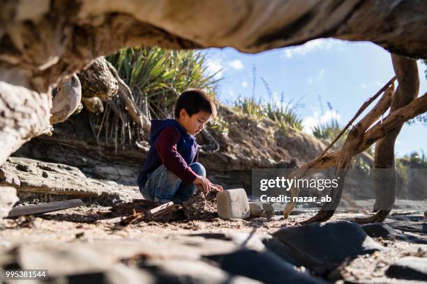 abri de bâtiment. - cabane structure bâtie photos et images de collection