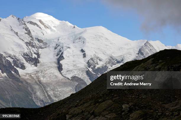 mont blanc summit, peak and chamonix valley mountain range and blue sky, france - pinnacle peak fotografías e imágenes de stock