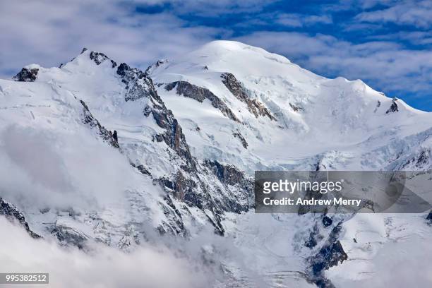 mont blanc summit, peak with clouds below and blue sky - pinnacle imagens e fotografias de stock