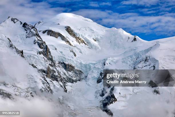 mont blanc summit, peak with clouds below and blue sky - pinnacle imagens e fotografias de stock