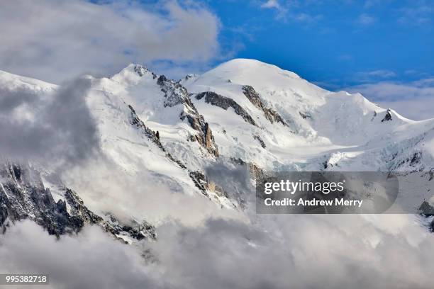 mont blanc summit, peak with clouds below and blue sky - pinnacle imagens e fotografias de stock