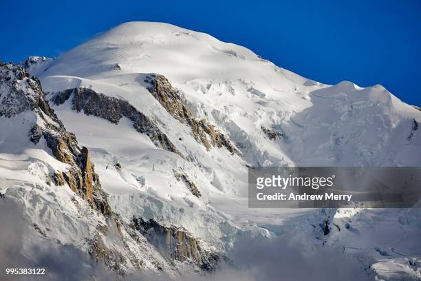 mont blanc summit, peak with blue sky - pinnacle imagens e fotografias de stock