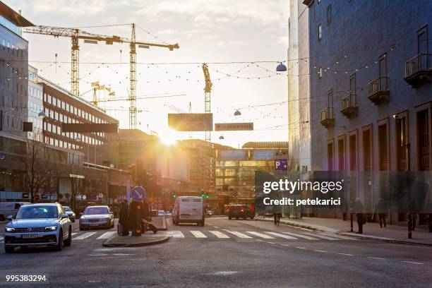 verkehr in kungsgatan, stockholm - petekarici stock-fotos und bilder