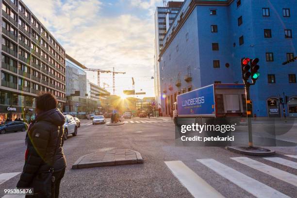 verkehr in kungsgatan, stockholm - petekarici stock-fotos und bilder