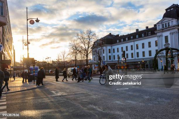 verkehr in stockholm - petekarici stock-fotos und bilder