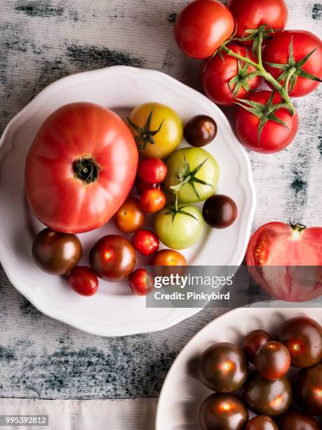 kleurrijke tomaten, rijpe, plantaardige - tomatensaus stockfoto's en -beelden