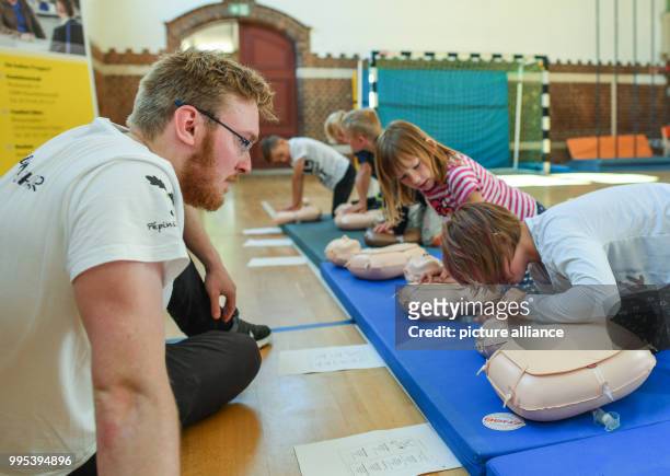June 2018, Germany, Frankfurt : Philipp Humbsch, medical student at Charité-Universitaetsmedizin Berlin, practices resuscitation on a dummy with...