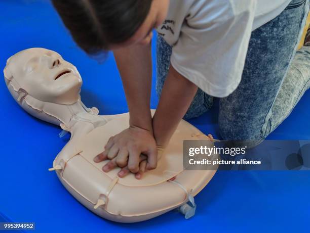 June 2018, Germany, Frankfurt : A pupil of the Friedensgrundschule practices resuscitation on a dummy. Philipp Humbsch is the originator and motor of...