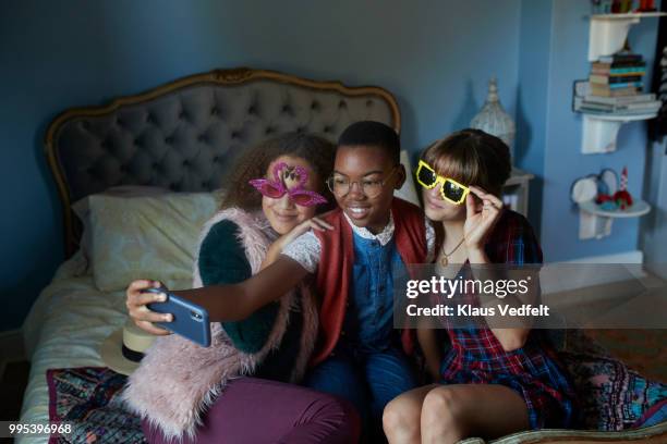 girlfriends making selfie and wearing weird, funny glasses - skinhead girls - fotografias e filmes do acervo