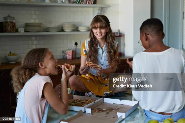 3 girls eating pizza at home - klaus vedfelt fotografías e imágenes de stock