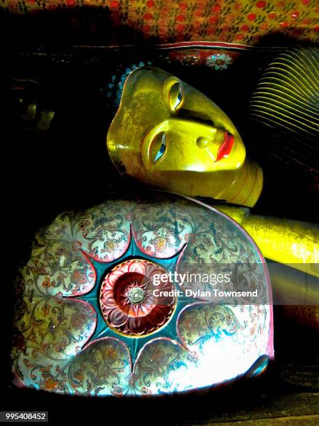 authentic story travel - reclining buddha statue stock pictures, royalty-free photos & images