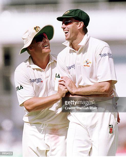 Shane Warne and Glenn McGrath of Australia celebrates after winning the 5th Ashes Test between England and Australia at The AMP Oval, London....