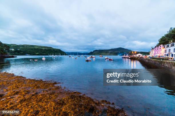 bay of portree -  isle of skye - scotland - portree imagens e fotografias de stock