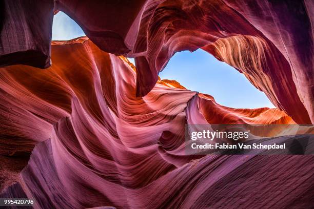 lower antelope canyon - lower antelope photos et images de collection