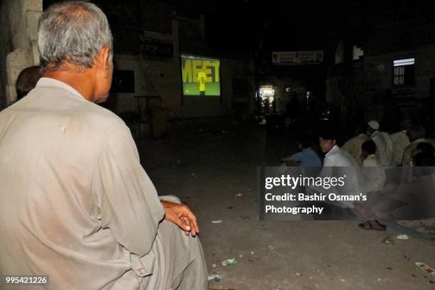 a roadside watching arrangement for fifa world cup 2018 - bashir stock-fotos und bilder