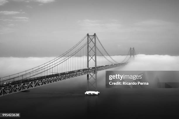 o nevoeiro na ponte 25 de abril - nevoeiro stock pictures, royalty-free photos & images