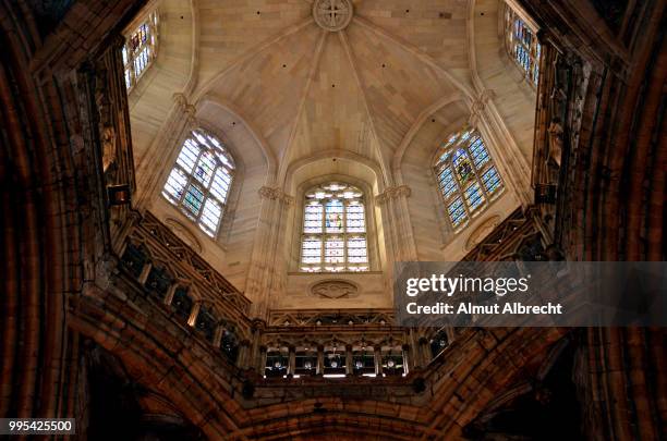 inside the cathedral in barcelona - almut albrecht stockfoto's en -beelden