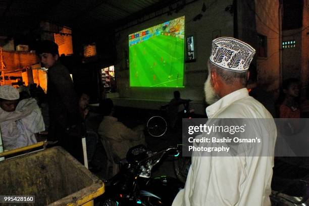 a roadside watching arrangement for fifa world cup 2018 - bashir stock-fotos und bilder