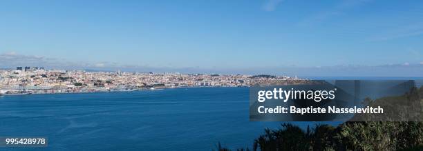 lisbonne vue depuis cacilhas - lisbonne - fotografias e filmes do acervo