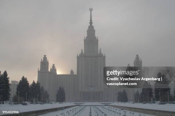 moscow state university in winter haze - argenberg stockfoto's en -beelden