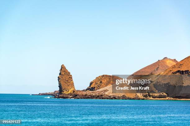 ocean and pinnacle rock - pinnacle imagens e fotografias de stock