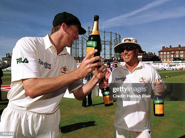 Shane Warne and Glenn McGrath of Australia celebrates after winning the 5th Ashes Test between England and Australia at The AMP Oval, London....
