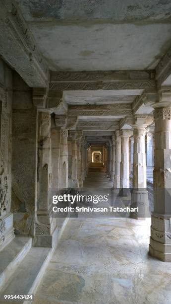 divine light at the end of the corridor. ranakpur temple. - ranakpur temple 個照片及圖片檔