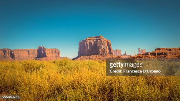 into the monument valley - panorama urbano stock pictures, royalty-free photos & images