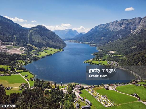 luftaufnahme des grundlsee see im salzkammergut, steiermark, österreich - grundlsee stock-fotos und bilder