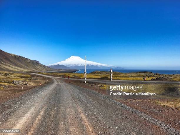 road leading to airport, jan mayen. - stratovolcano 個照片及圖片檔