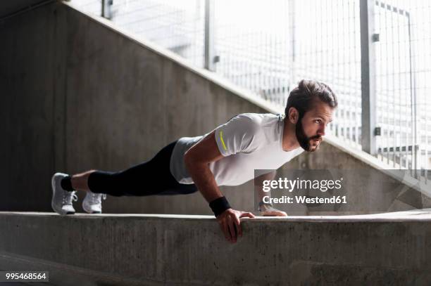 man doing push-ups on concrete wall - opdrukken stockfoto's en -beelden