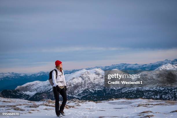 germany, bavaria, berchtesgaden alps, schneibstein, female hiker - ベルヒテスガーデンアルプス ストックフォトと画像