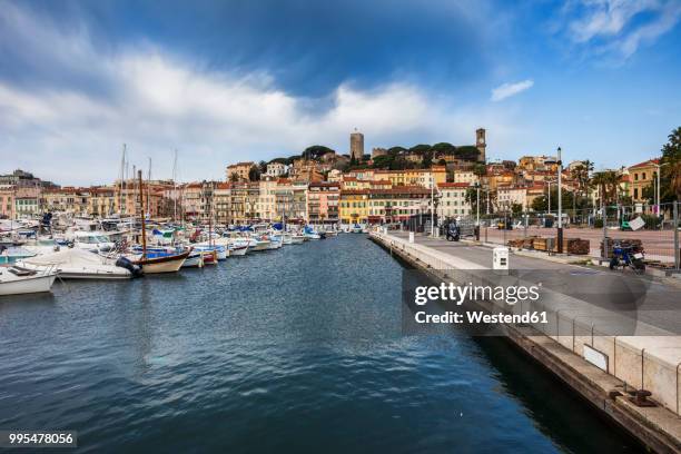 france, cannes, view to old town le suquet from le vieux port - vieux - fotografias e filmes do acervo