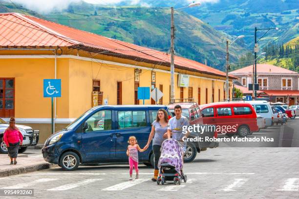 everyday lifestyle of ecuadorian people in the small town of alausi, chimborazo, ecuador - machado padres fotografías e imágenes de stock