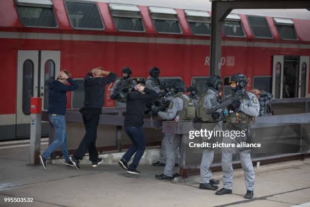 Units of KSB , BFE+ and GSG9 take part in an exercise at the train station in Lichtenberg in Berlin, Germany, 25 September 2017. The action forces...