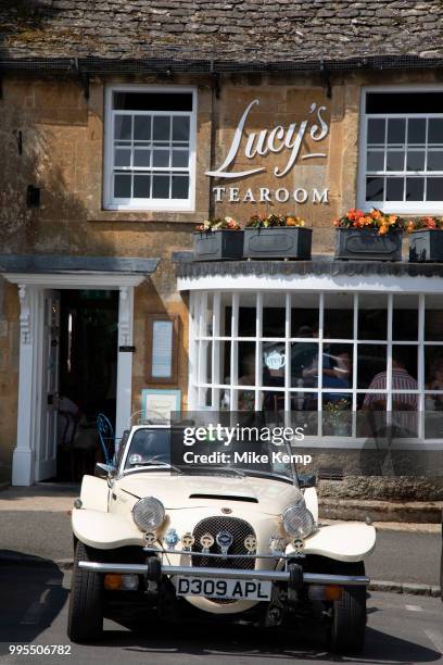 Vintage car outside the tearoom in Stow on the Wold in The Cotswolds, United Kingdom. Stow-on-the-Wold is a small market town and civil parish in...