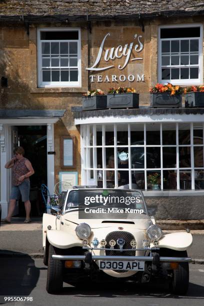 Vintage car outside the tearoom in Stow on the Wold in The Cotswolds, United Kingdom. Stow-on-the-Wold is a small market town and civil parish in...