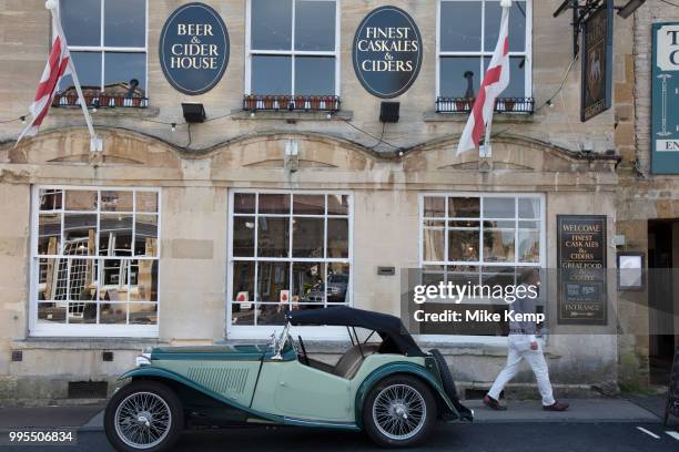 Vintage car outside The Talbot pub and restaurant in Stow on the Wold in The Cotswolds, United Kingdom. Stow-on-the-Wold is a small market town and...