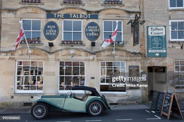 Vintage car outside The Talbot pub and restaurant in Stow on the Wold in The Cotswolds, United Kingdom. Stow-on-the-Wold is a small market town and...