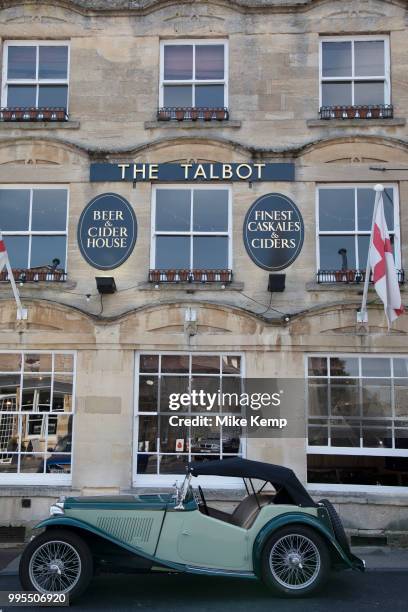 Vintage car outside The Talbot pub and restaurant in Stow on the Wold in The Cotswolds, United Kingdom. Stow-on-the-Wold is a small market town and...