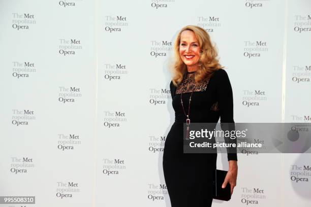 Ex-Model Jerry Hall kommt am zur Saison-Eröffnung der Metropolitan Oper in New York . Photo: Christina Horsten/dpa